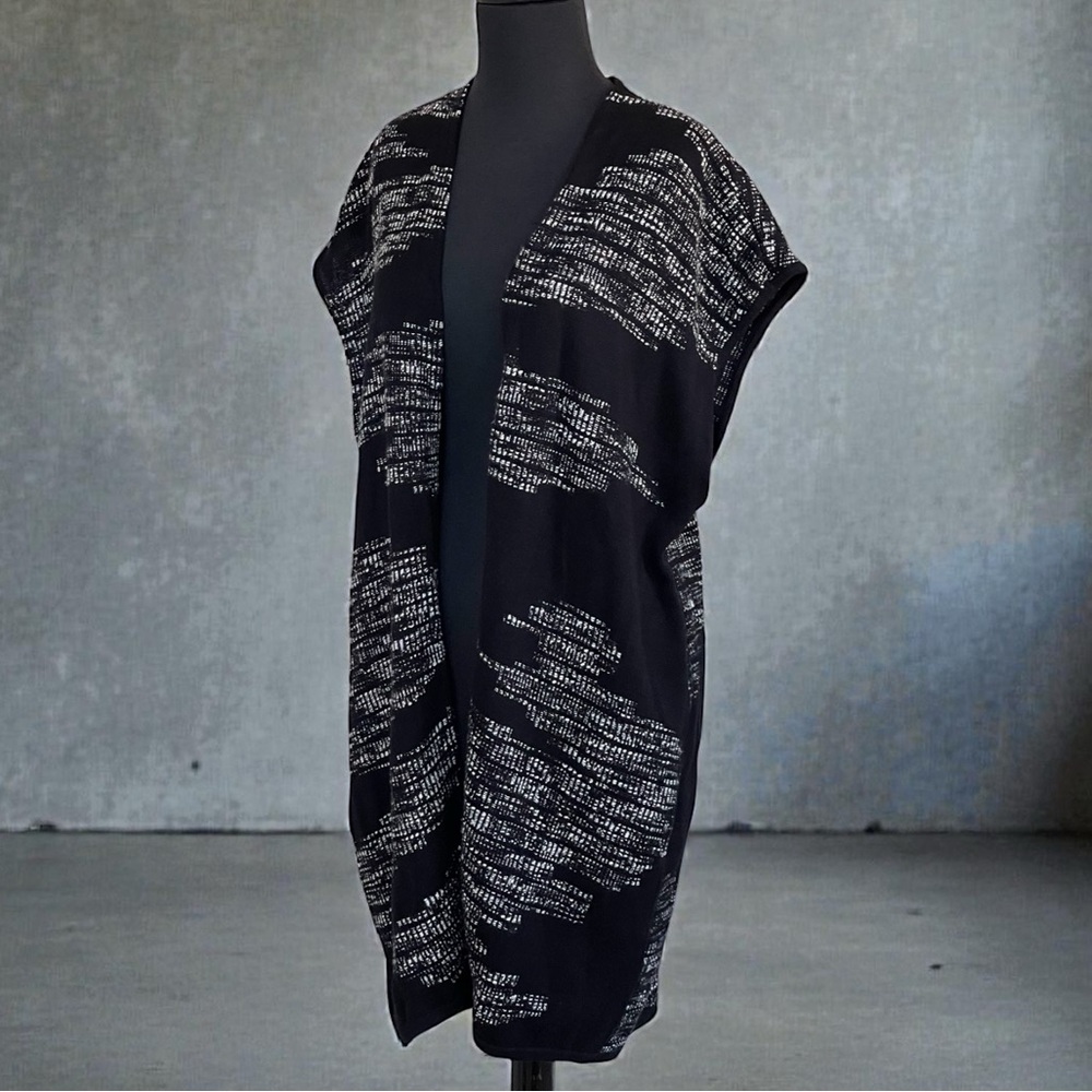 Chico's Black White Sweater Knit Long Cardigan Sz 3 XL/16 Sleeveless Open Front